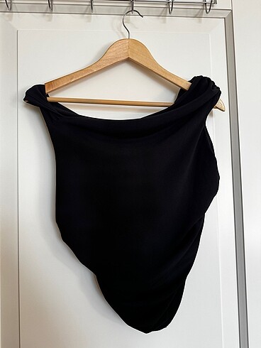 Zara Siyah Drapeli Tek Omuz Body ? Şık ve Modern