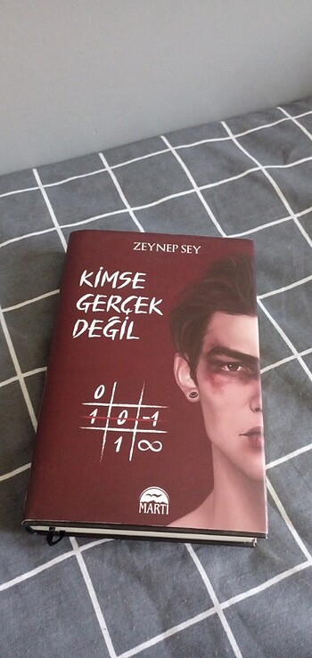 Kimse Gerçek Değil