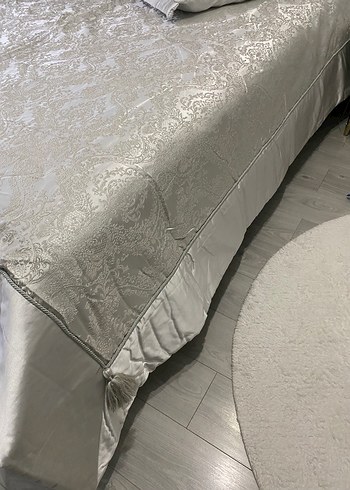 Nakışlı Beyaz Gri Yatak Örtüsü - Görsel 3
