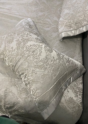 Nakışlı Beyaz Gri Yatak Örtüsü - Görsel 2