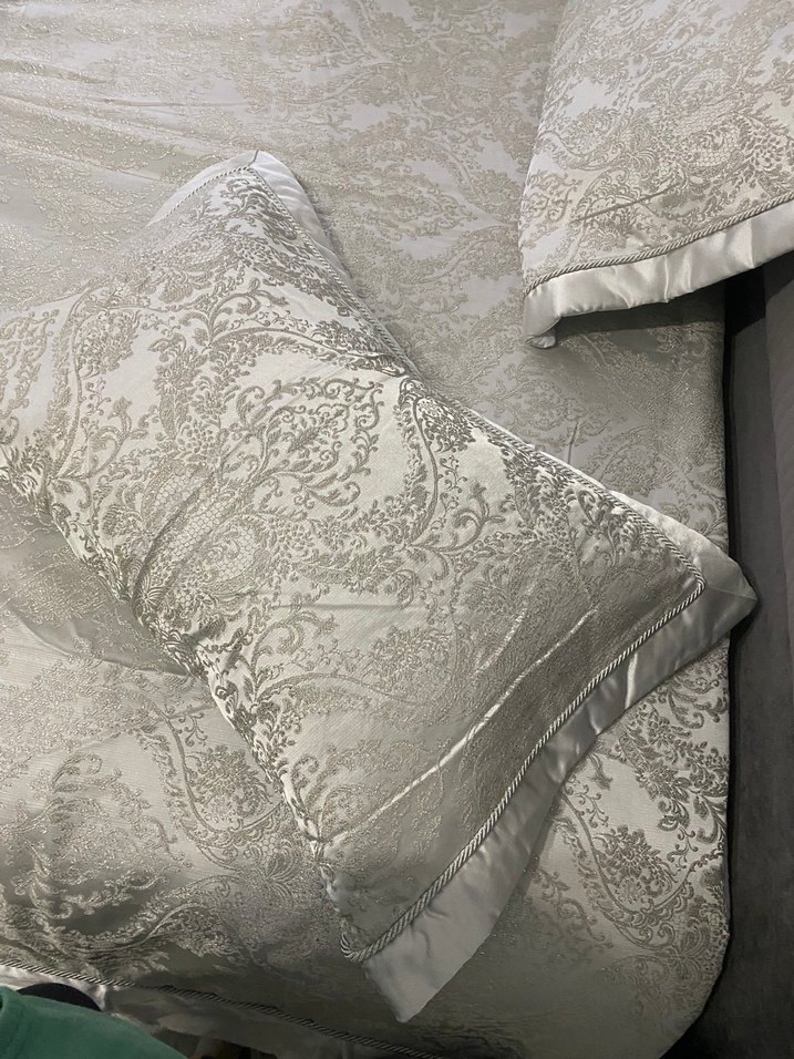 Nakışlı Beyaz Gri Yatak Örtüsü - Görsel 2