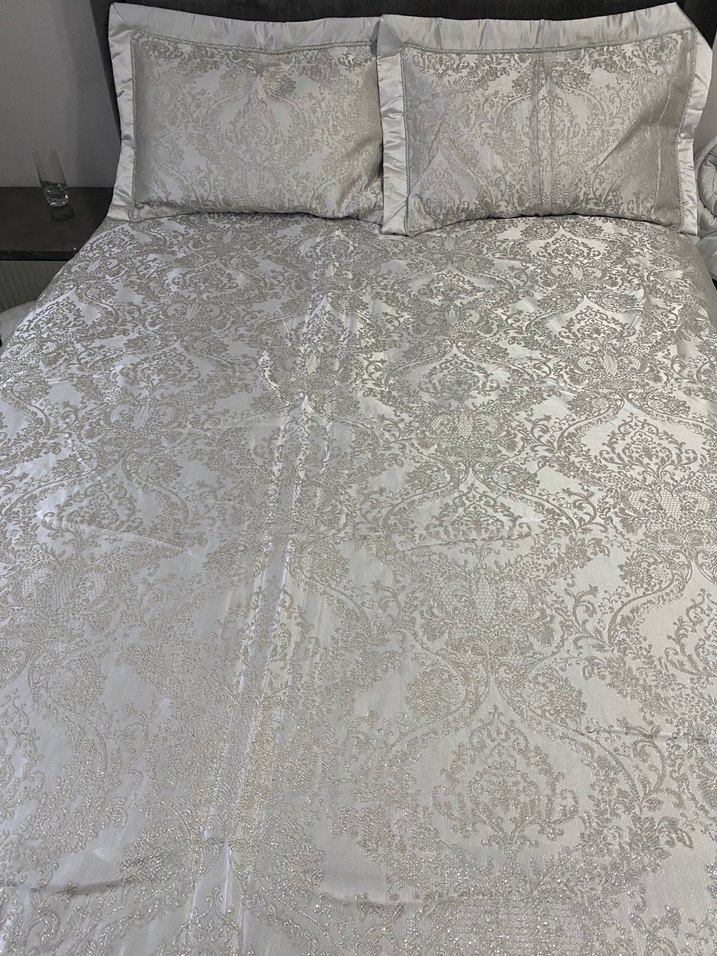 Nakışlı Beyaz Gri Yatak Örtüsü - Görsel 4