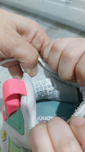 31 Beden beyaz Renk Orijinal Adidas kız çocuk ayakkabı