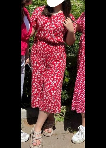 Kırmızı Çiçek Desenli V Yaka Tulum - Görsel 2