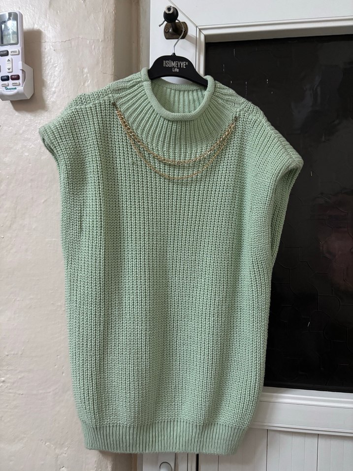 Zincir Detaylı Boğazlı Kolsuz Kazak - Görsel 4