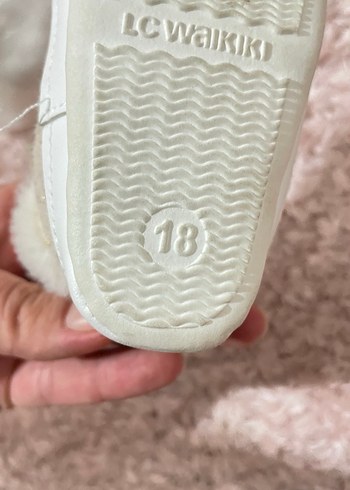 Kız Çocuk Beyaz Kürklü Nakışlı Sıcak Terlik - Görsel 2