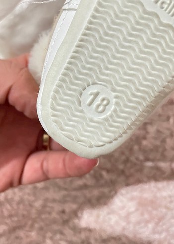 Kız Çocuk Beyaz Kürklü Nakışlı Sıcak Terlik - Görsel 3