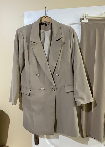 Bej Uzun Kesim Kadın Klasik Blazer Takım - Görsel 2