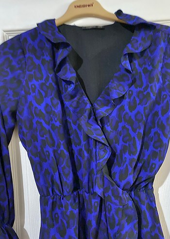 Mavi Yılan Desenli Fırfırlı Mini Elbise - Görsel 3