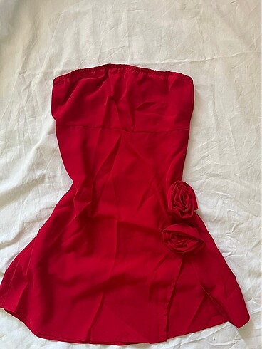 Shein kırmızı gül detaylı yırtmaçlı elbise