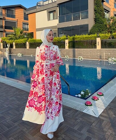 Pembe çiçekli elbise tesettür