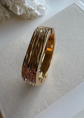 Pilise Detaylı Altın Renk Kadın Kelepçe Bileklik - Görsel 4