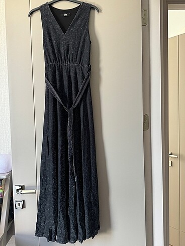 Simli kemerli midi elbise