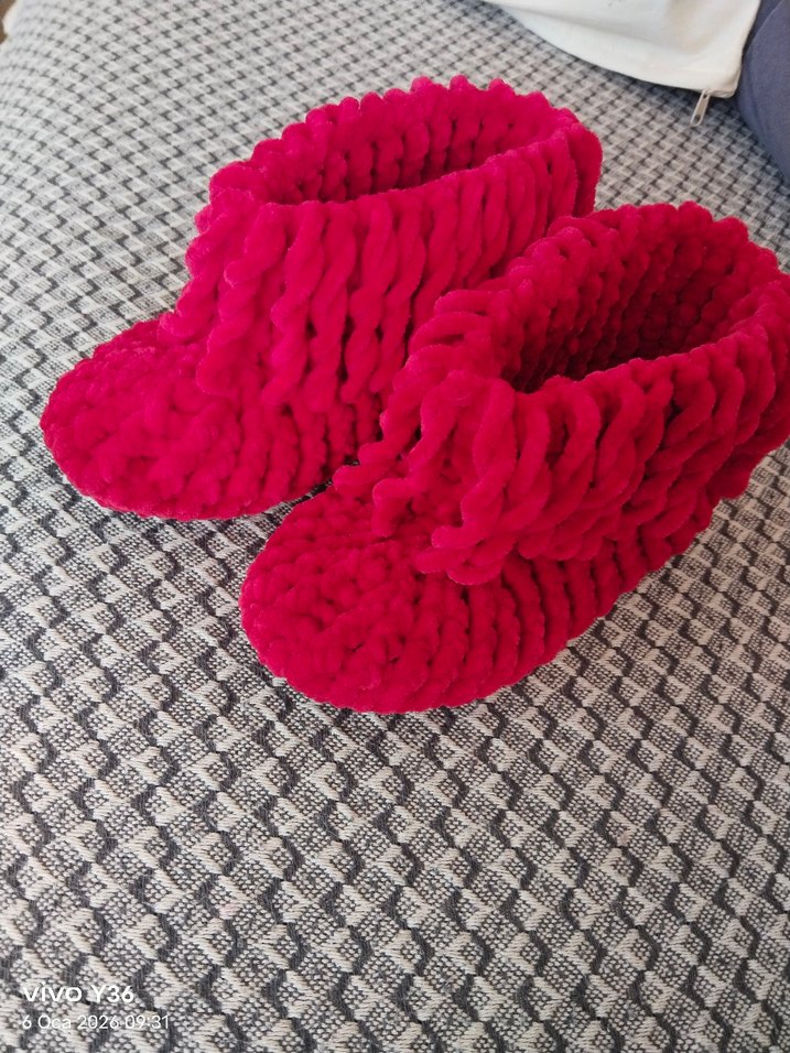 Kırmızı Örgü Ev botu - Görsel 3