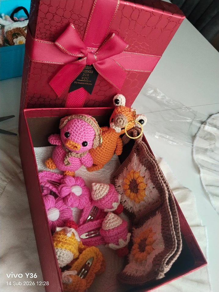 2 anahtarlık bir cüzdan 3 set toka supriz kutu - Görsel 3