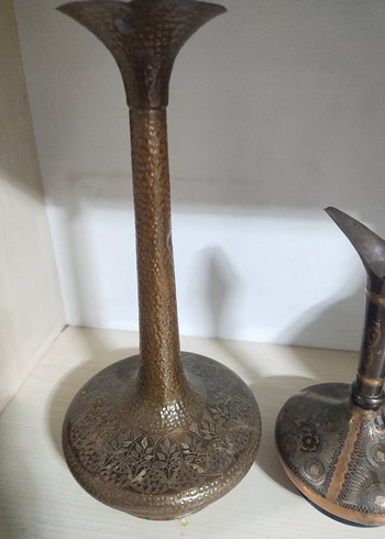Diğer Siyah ve Altın İşlemeli Dekoratif Vazo