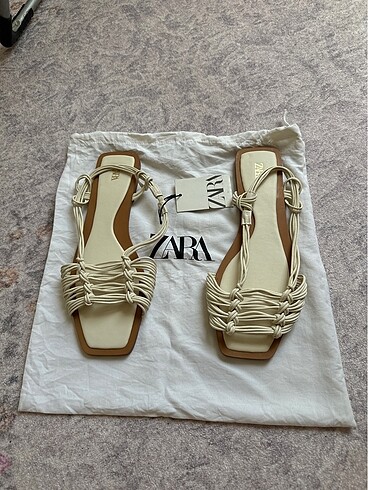 Zara ZARA DÜĞÜMLÜ DÜZ SANDALET