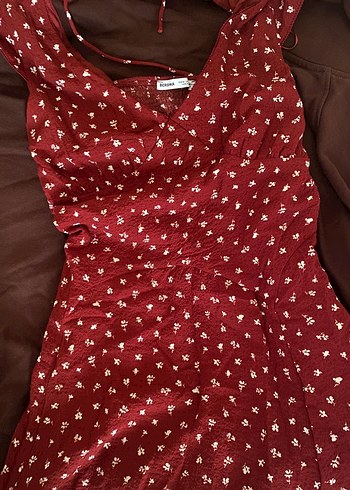 m Beden Bershka kırmızı çiçekli mini elbise