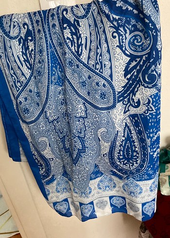 Kadınlar için Altın Renkli İpek Görünümlü Şal - Görsel 3