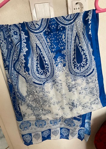 Kadınlar için Altın Renkli İpek Görünümlü Şal - Görsel 4