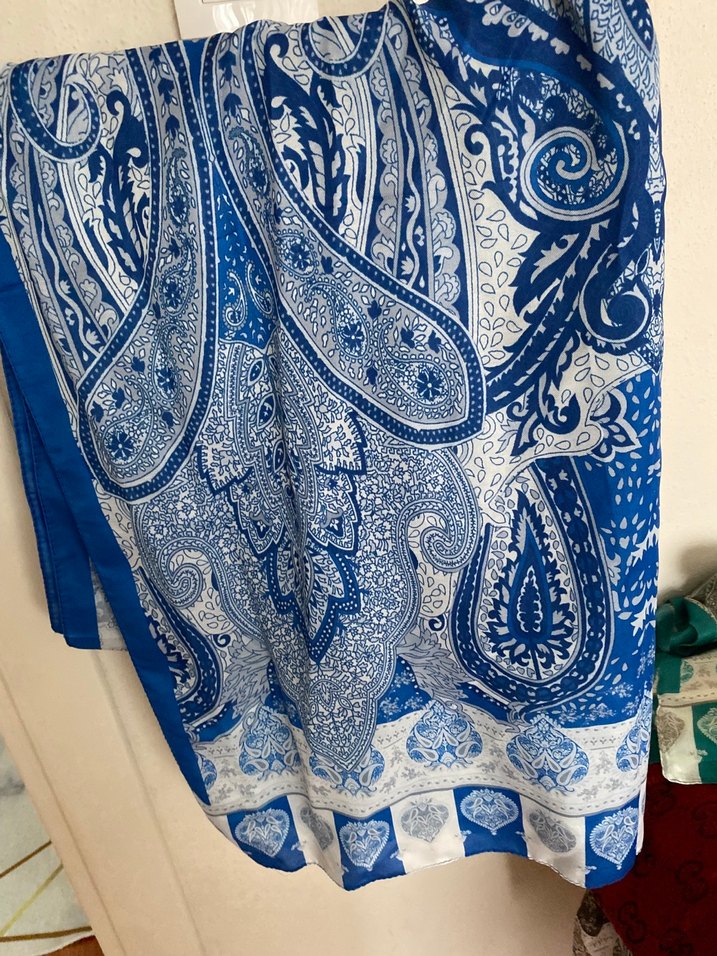 Kadınlar için Altın Renkli İpek Görünümlü Şal - Görsel 3