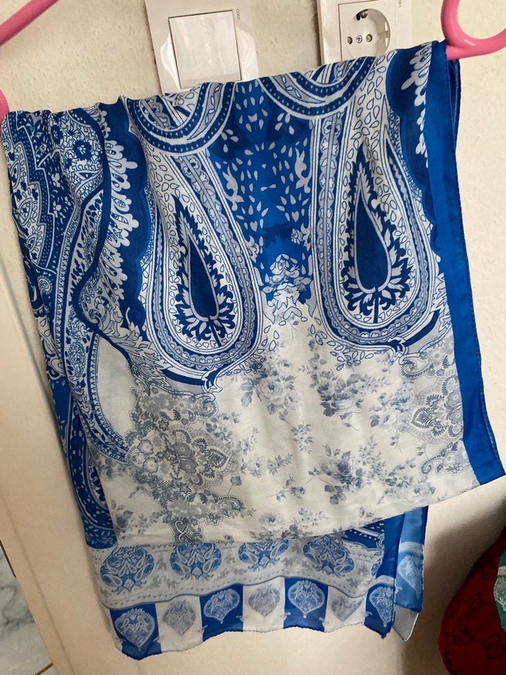 Kadınlar için Altın Renkli İpek Görünümlü Şal - Görsel 4