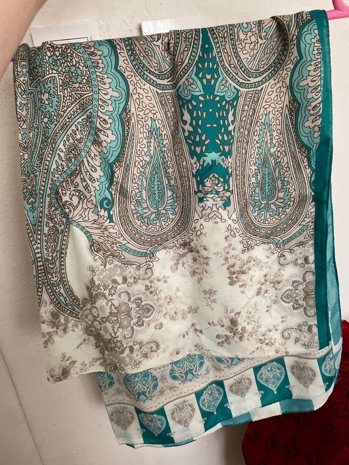 Kadınlar için Altın Renkli İpek Görünümlü Şal - Görsel 5