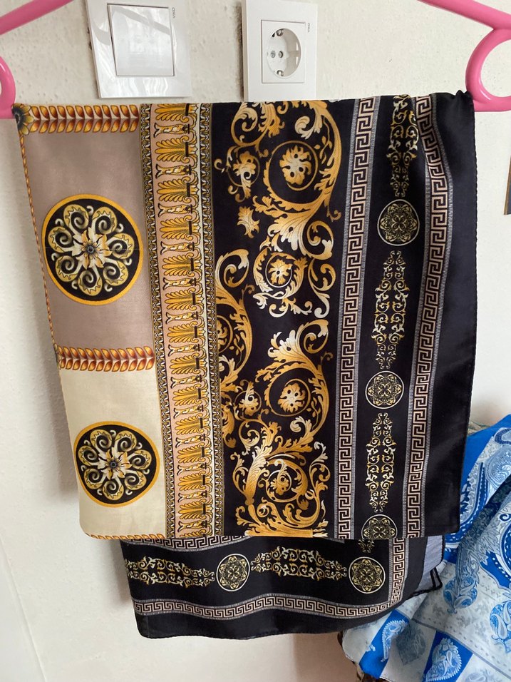 Kadınlar için Altın Renkli İpek Görünümlü Şal - Görsel 2