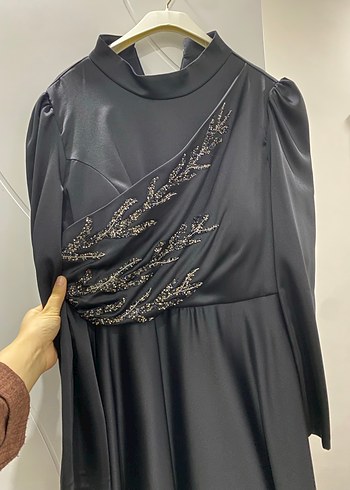 Siyah Nakışlı Uzun Kollu Uzun Elbise - Görsel 4