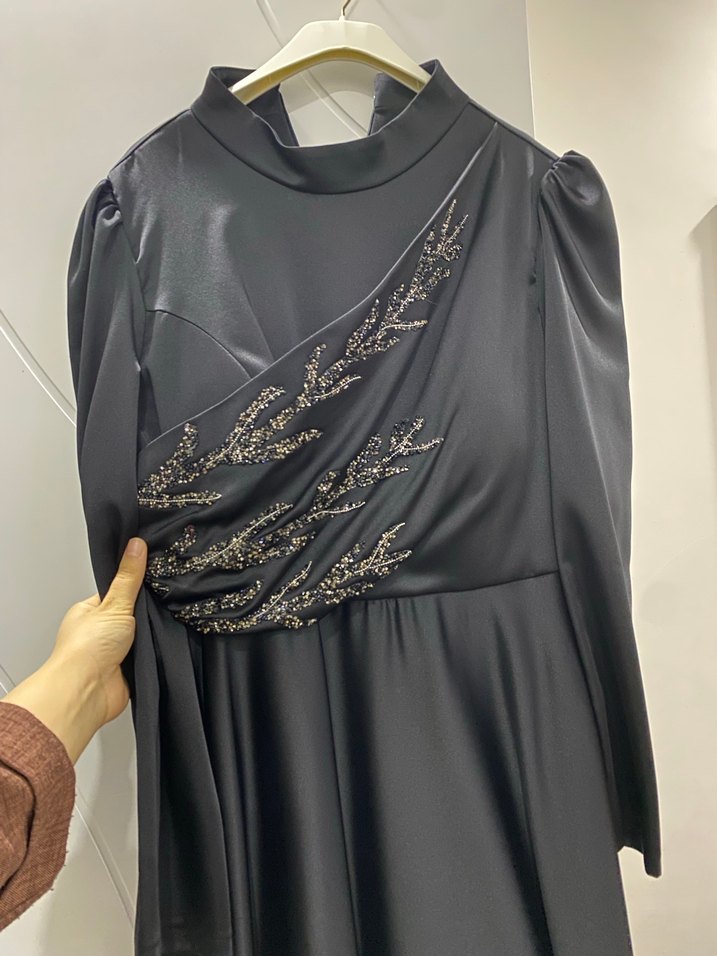 Siyah Nakışlı Uzun Kollu Uzun Elbise - Görsel 4