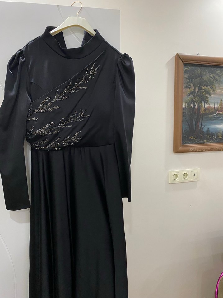 Siyah Nakışlı Uzun Kollu Uzun Elbise - Görsel 2