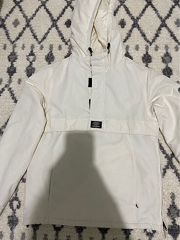 Pull and Bear Kanguru mont