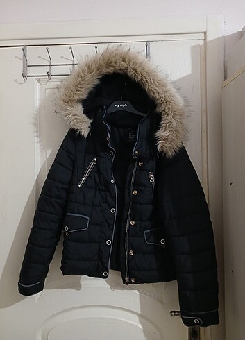 Zara Mont 