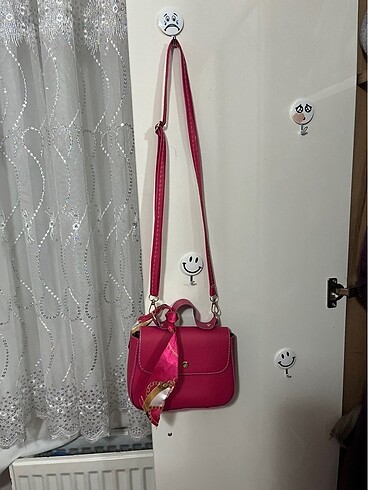 Pembe fular lı çanta