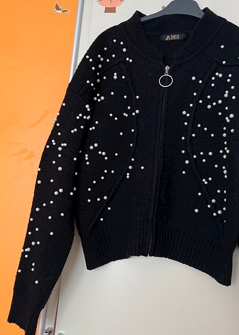 Siyah İnci Detaylı Kısa Triko Hırka - Görsel 4