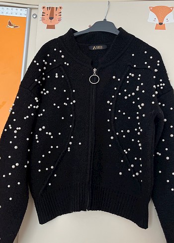 Siyah İnci Detaylı Kısa Triko Hırka - Görsel 3