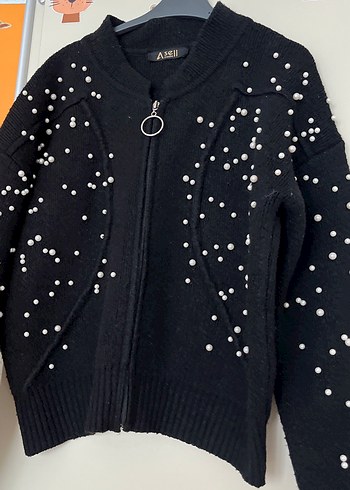 Siyah İnci Detaylı Kısa Triko Hırka - Görsel 2