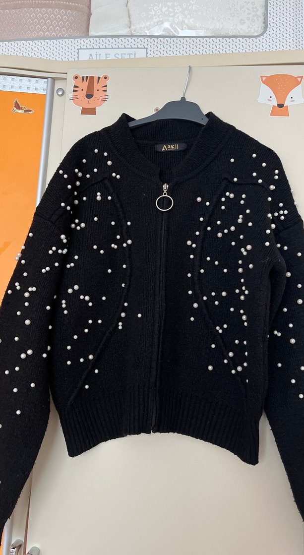 Siyah İnci Detaylı Kısa Triko Hırka - Görsel 3