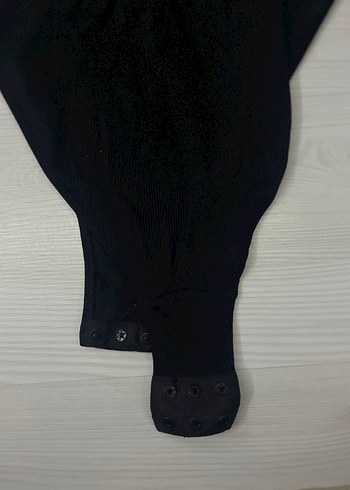 Siyah İnce Askılı Kadın - Görsel 3