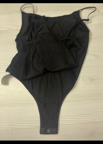 Siyah İnce Askılı Kadın - Görsel 4