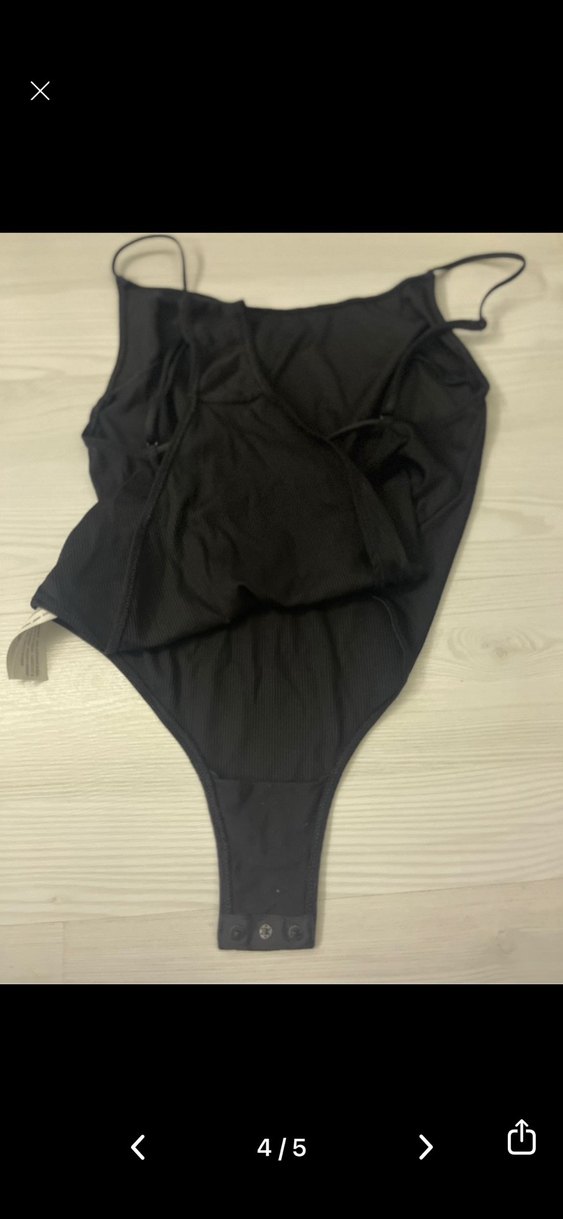 Siyah İnce Askılı Kadın - Görsel 4