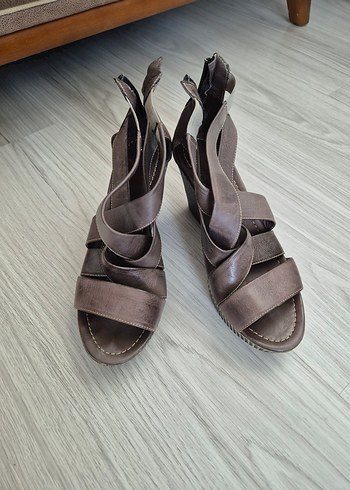 Vizon Rengi Gerçek Deri Tokalı Dolgu Topuklu Kadın Sandalet