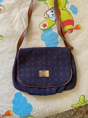 Louis Vuitton Lacivert kol çantası