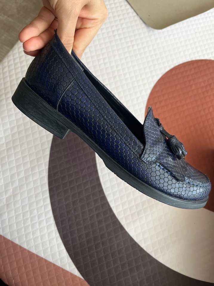 Kadın Lacivert Yılan Derisi Desenli Püsküllü Klasik Ayakkabı - Görsel 3
