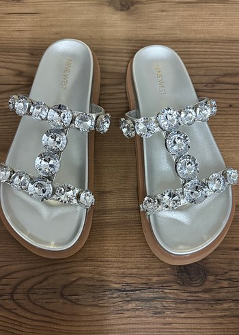 Nine West Beyaz Taşlı Platform Kadın Terlik