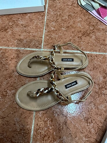 Nine West Taşlı sandalet