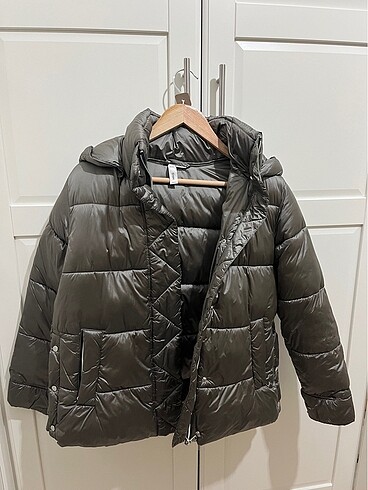 Mango metalik gri şişme mont