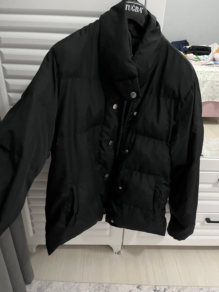 Siyah şişme mont dik yaka - Görsel 2