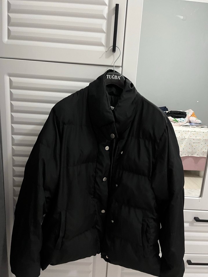 Siyah şişme mont dik yaka - Görsel 3