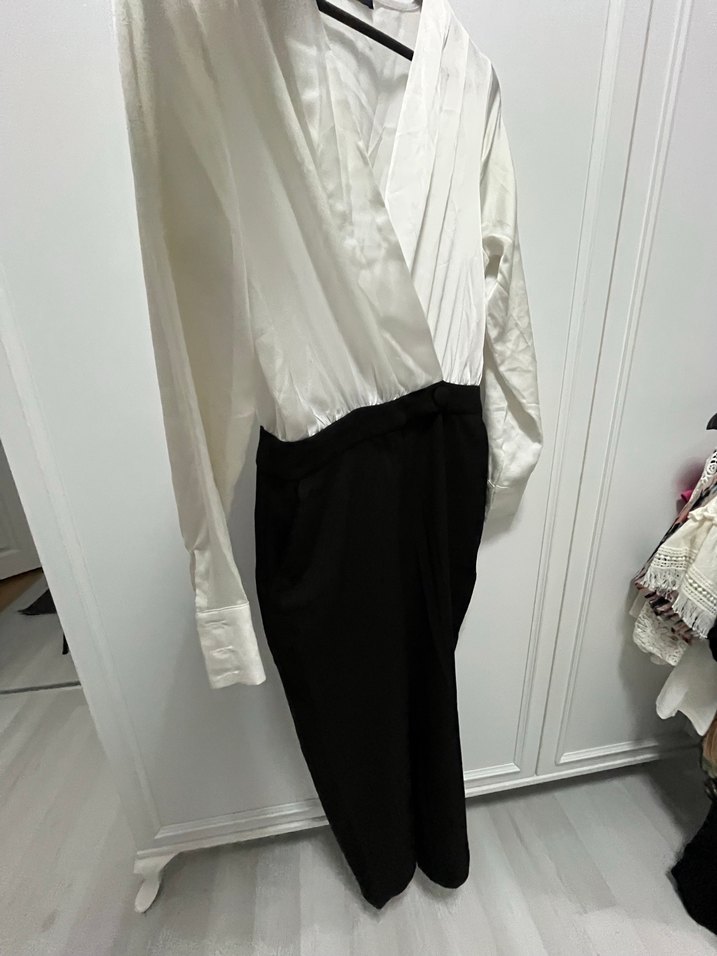 Uzun Kollu Beyaz-Siyah Midi Tulum - Görsel 3